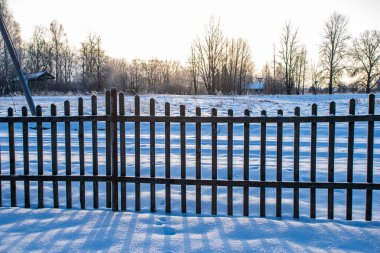 kışın kar altında basit ülke çit