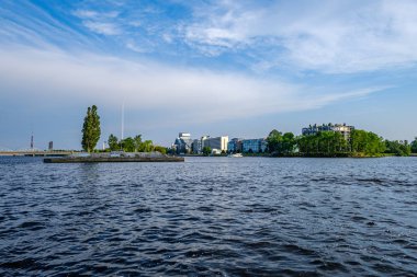 Daugava nehri boyunca Riga şehir panoramik görünümü