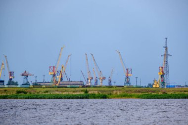 Riga, Letonya'da yüksek rüzgar ve toz ile kargo nakliye terminalleri