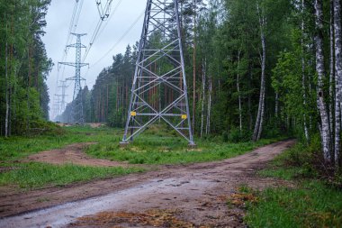 alanların ortasında elektrik elektrik hattı direkleri inşaat