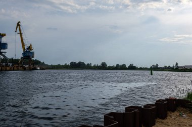 Daug nehri üzerinde Riga kargo nakliye limanı üzerinde oluşturan fırtına bulutları