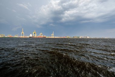 Daug nehri üzerinde Riga kargo nakliye limanı üzerinde oluşturan fırtına bulutları