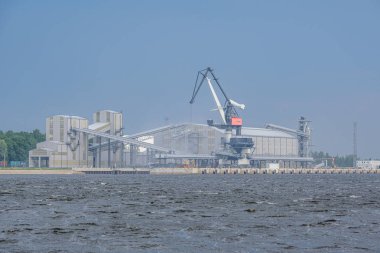 Riga, Letonya'da yüksek rüzgar ve toz ile kargo nakliye terminalleri