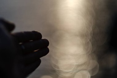 ormanda yön gösteren erkek el