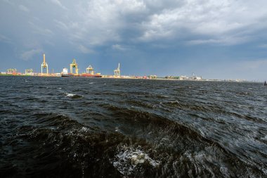 Daug nehri üzerinde Riga kargo nakliye limanı üzerinde oluşturan fırtına bulutları