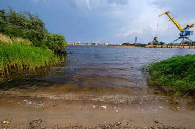 yeşil çayır otlaklar üzerinde oluşturan fırtına bulutları