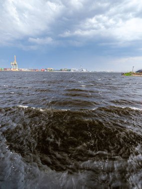 Daug nehri üzerinde Riga kargo nakliye limanı üzerinde oluşturan fırtına bulutları