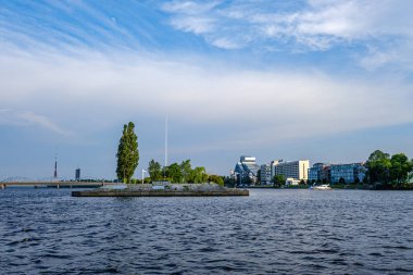 Daugava nehri boyunca Riga şehir panoramik görünümü