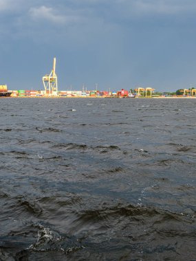 Daug nehri üzerinde Riga kargo nakliye limanı üzerinde oluşturan fırtına bulutları