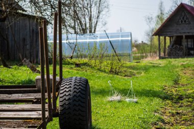 kır yan ev bahçesinde eski taşıma