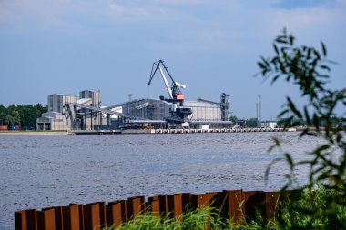 Riga, Letonya'da yüksek rüzgar ve toz ile kargo nakliye terminalleri
