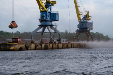 Riga, Letonya'da yüksek rüzgar ve toz ile kargo nakliye terminalleri