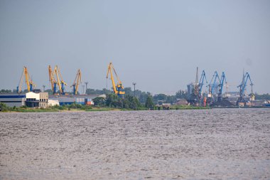 Riga, Letonya'da yüksek rüzgar ve toz ile kargo nakliye terminalleri