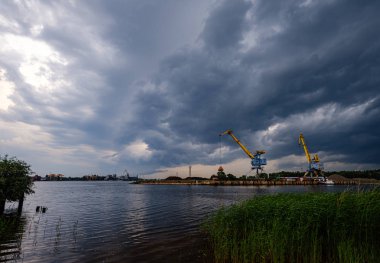 Daug nehri üzerinde Riga kargo nakliye limanı üzerinde oluşturan fırtına bulutları
