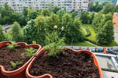 giysileri kurutmak için teller ile eski sarı balkon