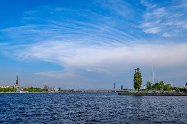 Daugava nehri boyunca Riga şehir panoramik görünümü