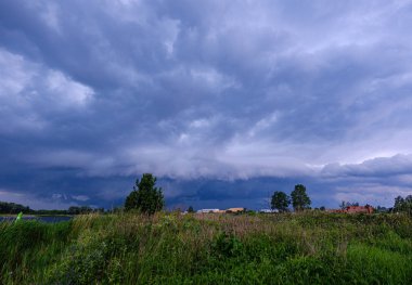 yeşil çayır otlaklar üzerinde oluşturan fırtına bulutları