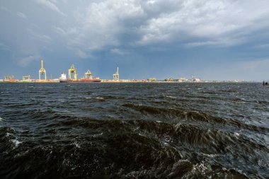 Daug nehri üzerinde Riga kargo nakliye limanı üzerinde oluşturan fırtına bulutları