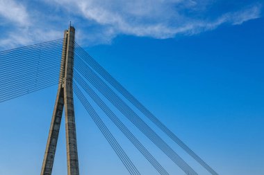 nehir tarafından yaz aylarında Riga Letonya kablo köprü ayrıntıları