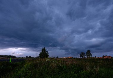 Daug nehri üzerinde Riga kargo nakliye limanı üzerinde oluşturan fırtına bulutları