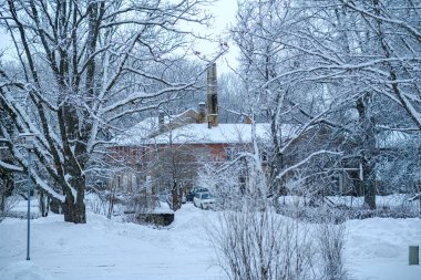 kışın kar altında basit ülke çit