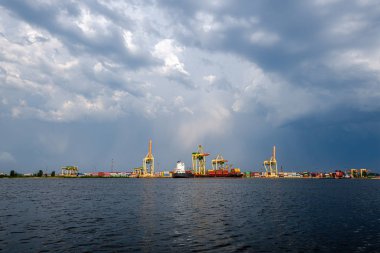 Daug nehri üzerinde Riga kargo nakliye limanı üzerinde oluşturan fırtına bulutları