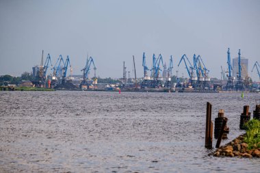 Riga, Letonya'da yüksek rüzgar ve toz ile kargo nakliye terminalleri