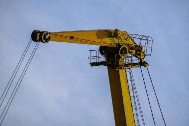 Riga, Letonya'da yüksek rüzgar ve toz ile kargo nakliye terminalleri