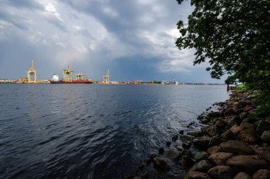 Daug nehri üzerinde Riga kargo nakliye limanı üzerinde oluşturan fırtına bulutları