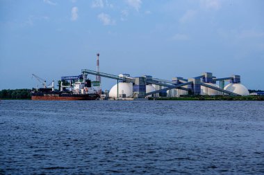 Riga, Letonya'da yüksek rüzgar ve toz ile kargo nakliye terminalleri