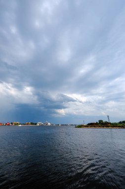 Daug nehri üzerinde Riga kargo nakliye limanı üzerinde oluşturan fırtına bulutları