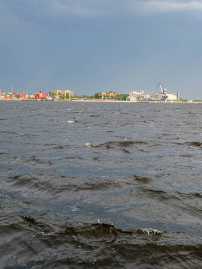 Daug nehri üzerinde Riga kargo nakliye limanı üzerinde oluşturan fırtına bulutları