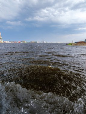 Daug nehri üzerinde Riga kargo nakliye limanı üzerinde oluşturan fırtına bulutları