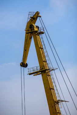 Riga, Letonya'da yüksek rüzgar ve toz ile kargo nakliye terminalleri