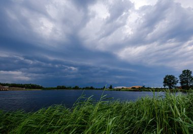 yeşil çayır otlaklar üzerinde oluşturan fırtına bulutları