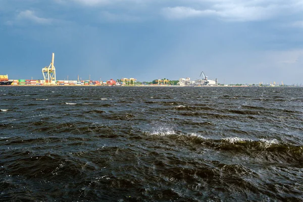 Nubes de tormenta que se forman sobre el puerto de carga de Riga en el río Daug — Foto de Stock