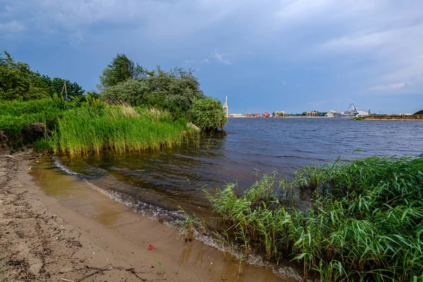 Nubes de tormenta que se forman sobre praderas verdes — Foto de Stock