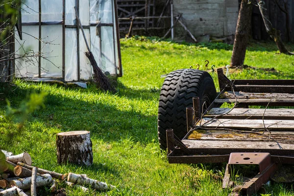 Oude koets in landelijke kant huis Tuin — Stockfoto