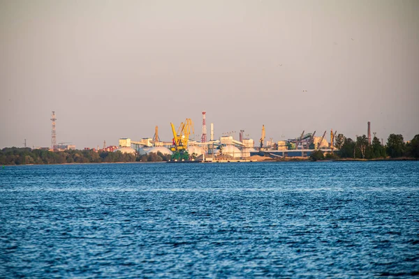 Industrieller Rauch verschmutzt Luft — Stockfoto