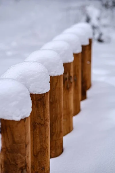 Semplice recinzione di campagna sotto la neve in inverno — Foto Stock