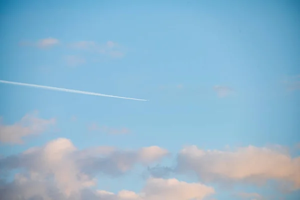 Ciel bleu avec nuages et pistes aériennes — Photo