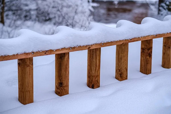 Enkelt land staket under snö på vintern — Stockfoto