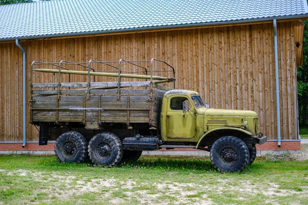 Ретро автомобили и грузовики в музее — стоковое фото