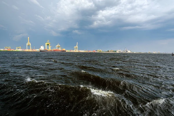 Daug nehri üzerinde Riga kargo nakliye limanı üzerinde oluşturan fırtına bulutları