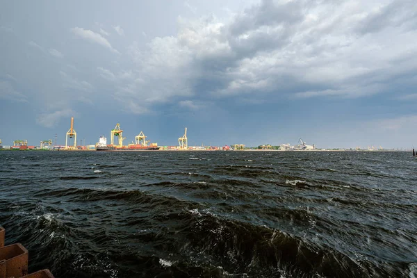 Gewitterwolken bilden sich über Riga Frachthafen am Fluss Daug — Stockfoto