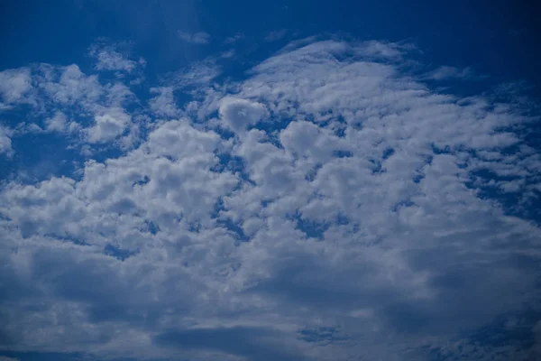 Cielo azul con nubes y senderos planos —  Fotos de Stock