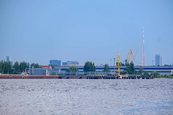 Terminales de transporte de carga en Riga, Letonia con mucho viento y polvo — Foto de Stock