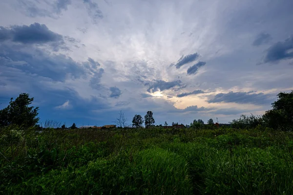 Nuvens de tempestade formando sobre prados verdes — Fotografia de Stock