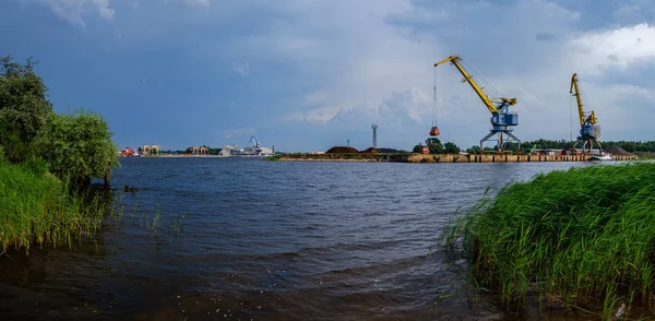 Σύννεφα καταιγίδας σχηματίζουν πάνω από το λιμάνι της Ρίγας φορτίου στο ποτάμι daug — Φωτογραφία Αρχείου