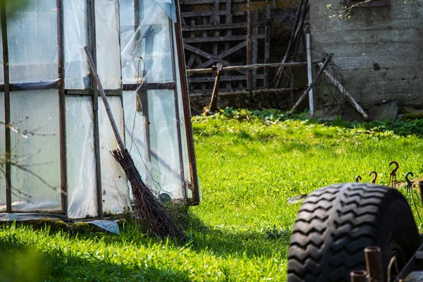 Oude koets in landelijke kant huis Tuin — Stockfoto